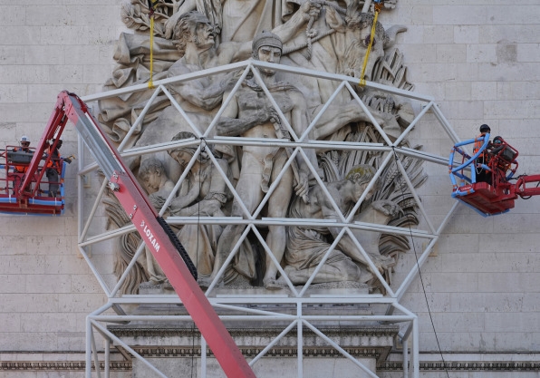 The phenomenal story of how Christo wrapped the Arc de Triomphe in 270,000 square feet of fabric | DeviceDaily.com