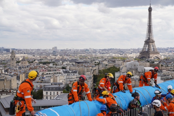 The phenomenal story of how Christo wrapped the Arc de Triomphe in 270,000 square feet of fabric | DeviceDaily.com