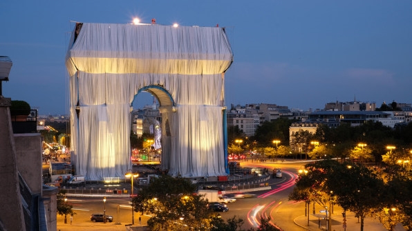 The phenomenal story of how Christo wrapped the Arc de Triomphe in 270,000 square feet of fabric | DeviceDaily.com