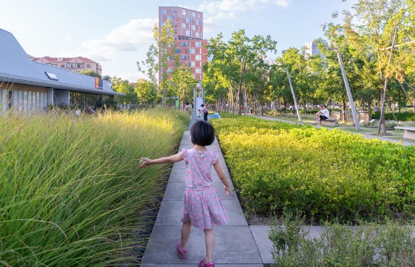 Architects transform an airport runway into a gorgeous park | DeviceDaily.com