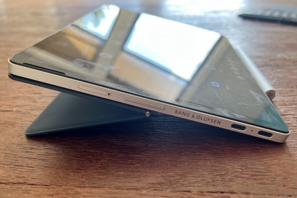Let’s just say it: The iPad desperately needs a kickstand | DeviceDaily.com
