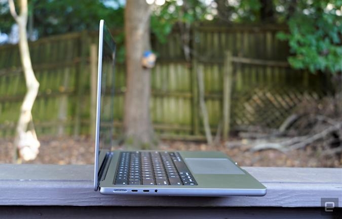 2021 MacBook Pro teardown reveals easy-to-remove batteries | DeviceDaily.com