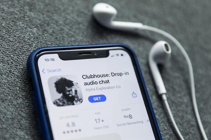 Clubhouse adds real-time closed captioning on iOS | DeviceDaily.com