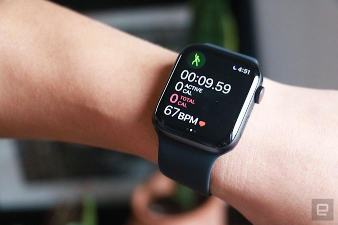 Apple Watch SE and Fitbits drop to all-time low prices at Amazon | DeviceDaily.com