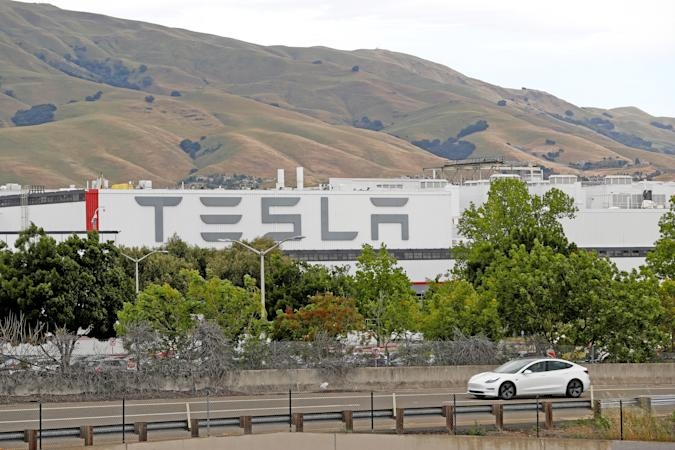 Tesla app outage locked some owners out of their cars | DeviceDaily.com
