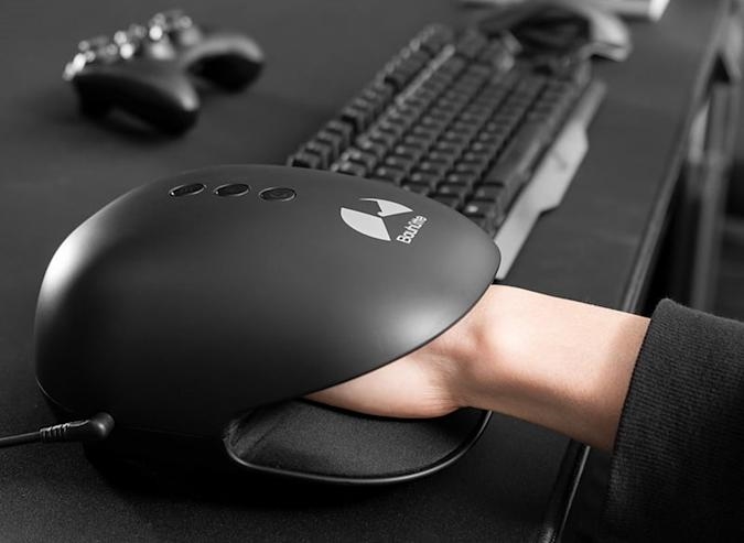 This is a shiatsu hand massager for gamers | DeviceDaily.com