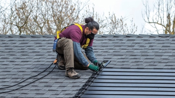 This new solar shingle can get nailed right on to your roof | DeviceDaily.com