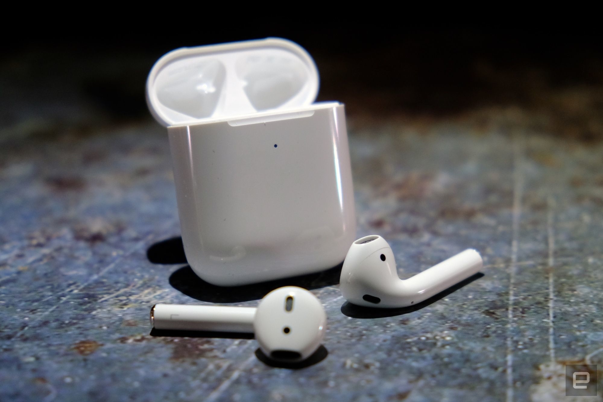 Apple AirPods with wireless charging case | DeviceDaily.com