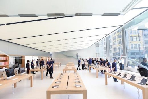Apple reportedly increases pay of many US retail employees