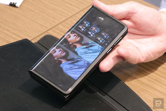 TCL’s latest concept phone folds inwards and outwards | DeviceDaily.com