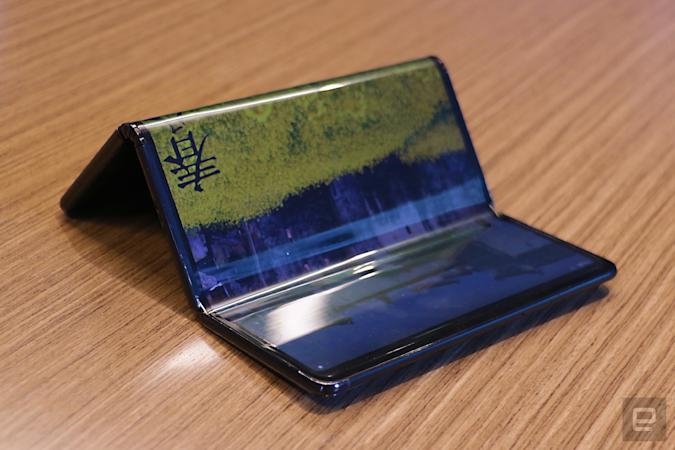 TCL’s latest concept phone folds inwards and outwards | DeviceDaily.com