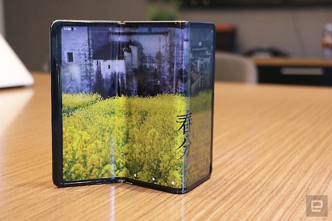 TCL’s latest concept phone folds inwards and outwards | DeviceDaily.com