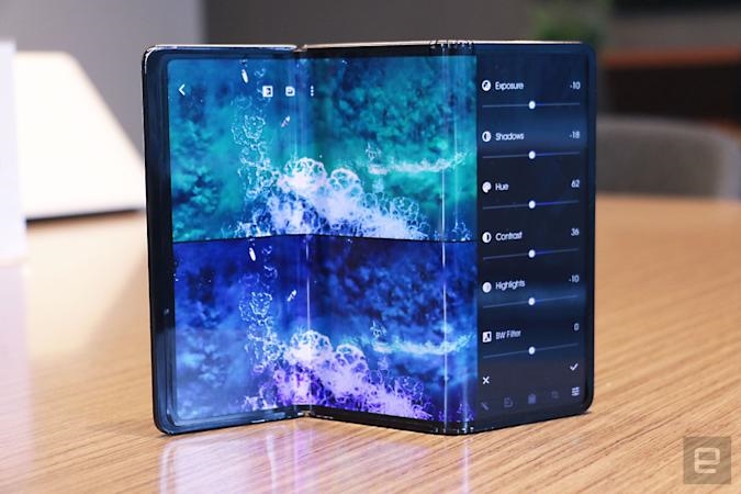 TCL’s latest concept phone folds inwards and outwards | DeviceDaily.com