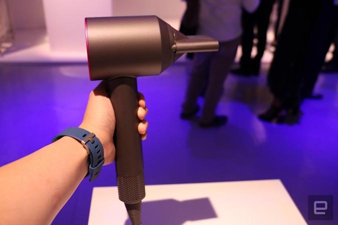 Dyson's latest Airwrap can curl your hair in both directions | DeviceDaily.com