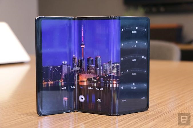 TCL’s latest concept phone folds inwards and outwards | DeviceDaily.com