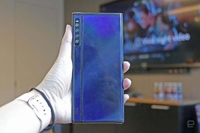 TCL’s latest concept phone folds inwards and outwards | DeviceDaily.com