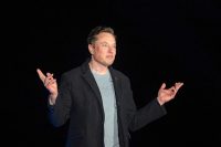 Elon Musk accuses the SEC of leaking information against him