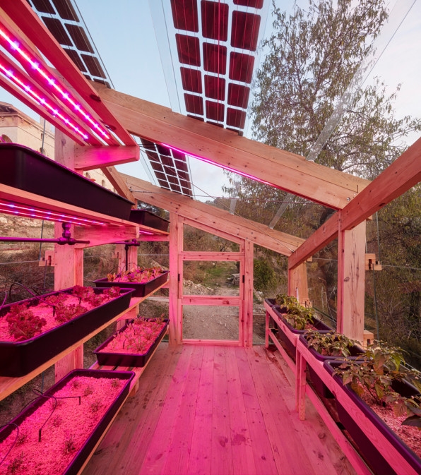 Students build a solar-powered greenhouse that produces 50% more energy than it uses | DeviceDaily.com