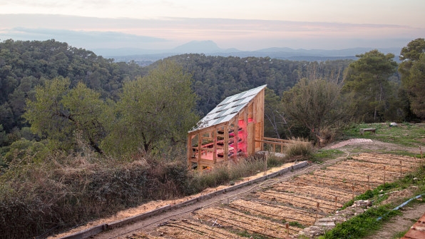 Students build a solar-powered greenhouse that produces 50% more energy than it uses | DeviceDaily.com