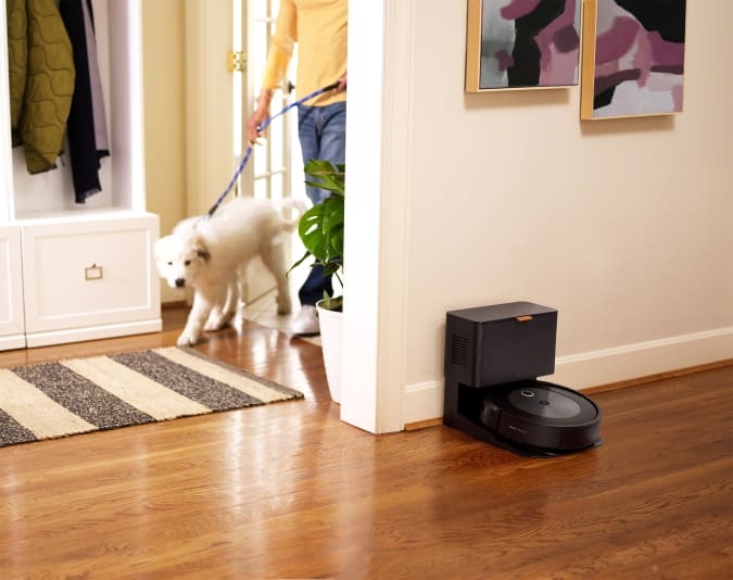 iRobot's poop-detecting Roomba j7+ robot vacuum is $200 off right now | DeviceDaily.com