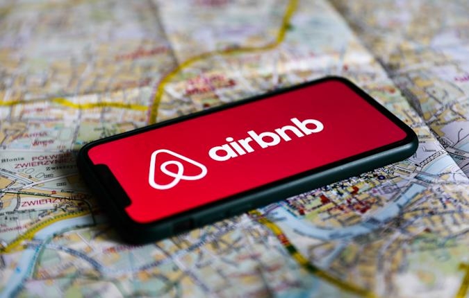 Airbnb will stop offering refunds when a host or guest contracts COVID-19 | DeviceDaily.com