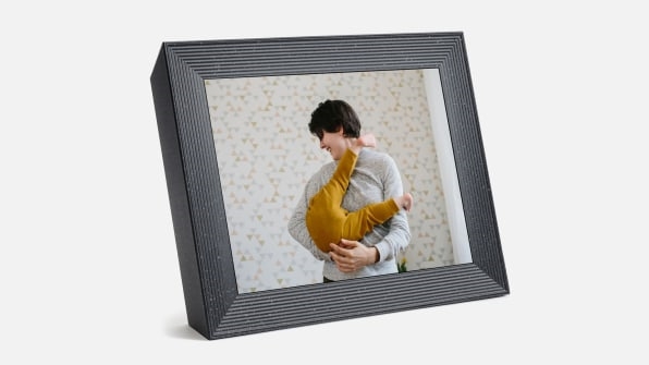 This simple, stylish digital picture frame has replaced social media in my life | DeviceDaily.com