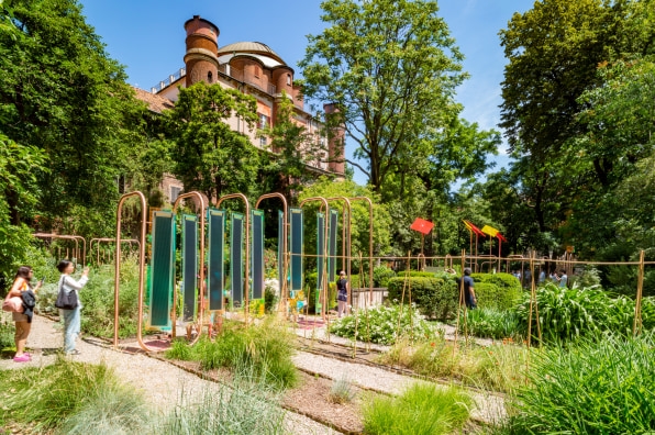 This stunning garden uses playground equipment and copper tubes to water itself | DeviceDaily.com