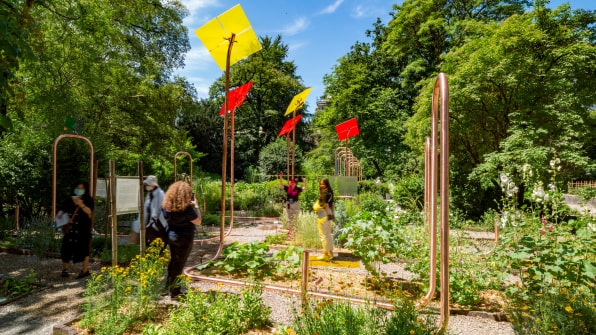 This stunning garden uses playground equipment and copper tubes to water itself | DeviceDaily.com