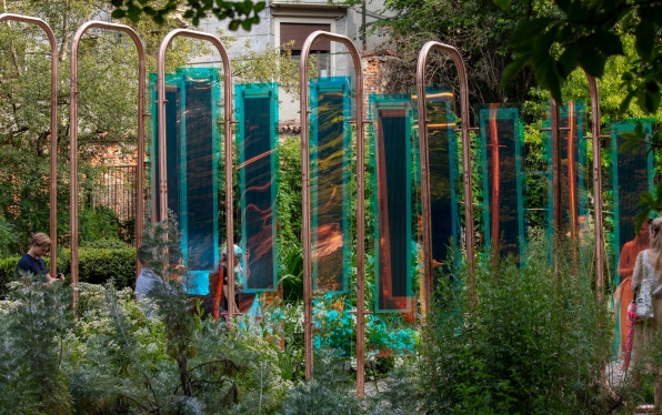 This stunning garden uses playground equipment and copper tubes to water itself | DeviceDaily.com