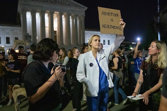 Lawmakers ask Google to stop collecting location data before reversal of abortion rights | DeviceDaily.com