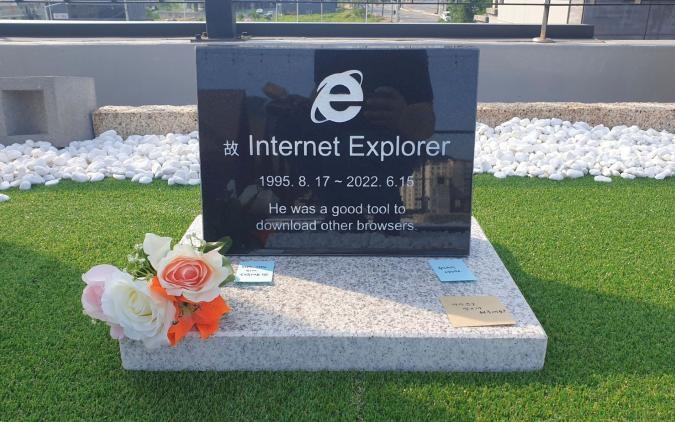 Someone made a tombstone to mark Internet Explorer’s end-of-support date | DeviceDaily.com