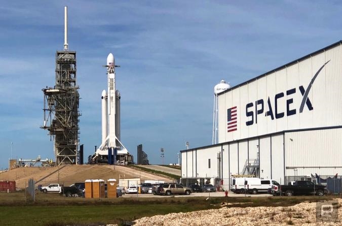 SpaceX's reusable Falcon Heavy rocket can now carry US spy satellites into orbit | DeviceDaily.com