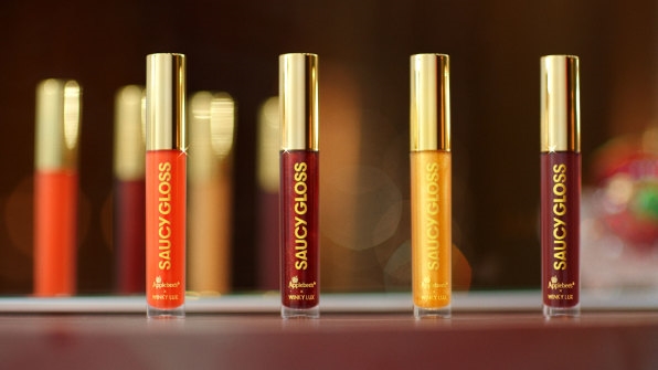 “The entire lab smelled like BBQ sauce:” Applebee’s launches 4 lip glosses that taste like chicken wings | DeviceDaily.com
