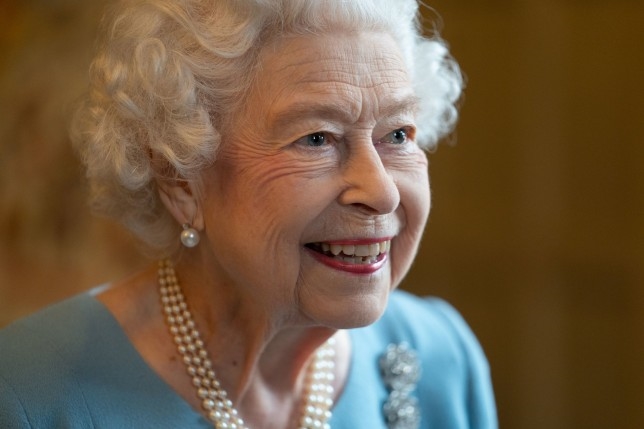 Queen Elizabeth II's Relationship With Media Technology | DeviceDaily.com