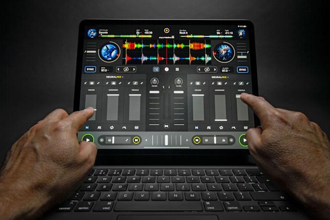 Serato adds on-the-fly stem isolation and effects to its DJ app | DeviceDaily.com