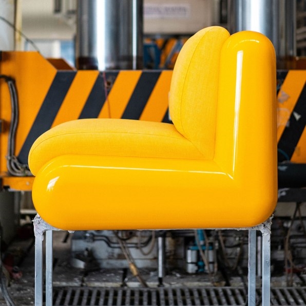 This mod armchair shares design DNA with London’s iconic red buses | DeviceDaily.com