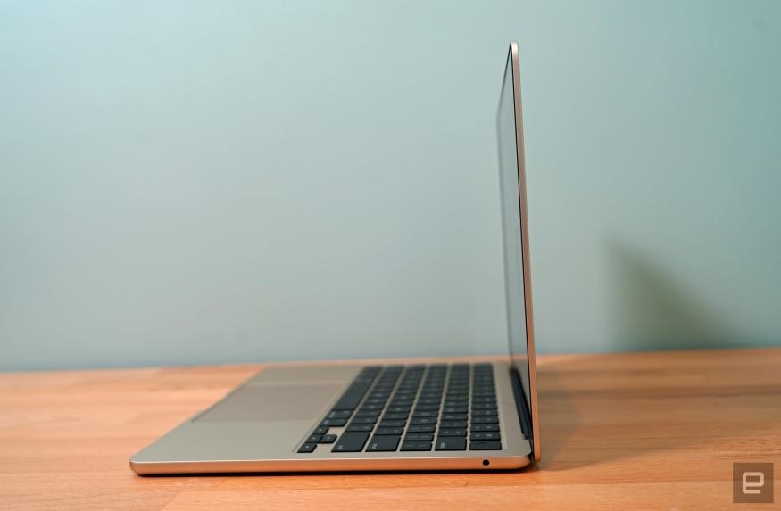 Apple's MacBook Air M2 is back on sale for $1,049 | DeviceDaily.com