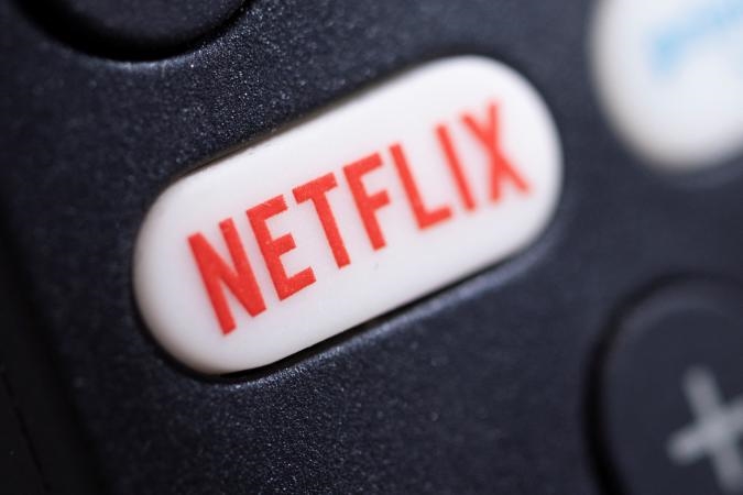 Netflix will begin charging 'extra user' fees early next year | DeviceDaily.com