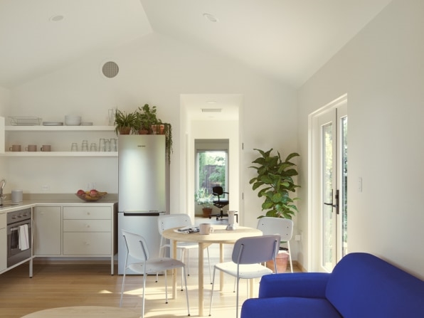 Inside an Airbnb cofounder’s latest venture: Building tiny backyard homes | DeviceDaily.com