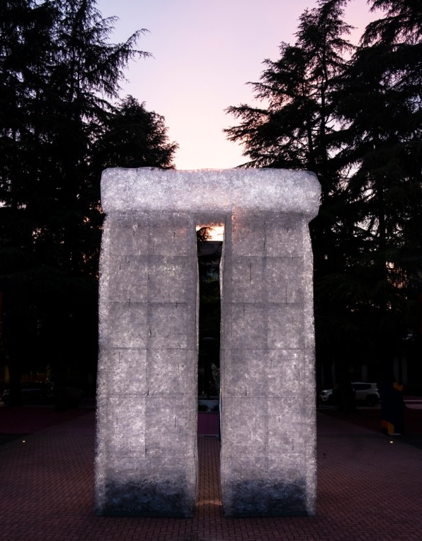 This plastic Stonehenge is a monument of our times | DeviceDaily.com