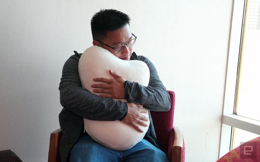 Hugging this pulsating cushion apparently suppresses your anxiety | DeviceDaily.com