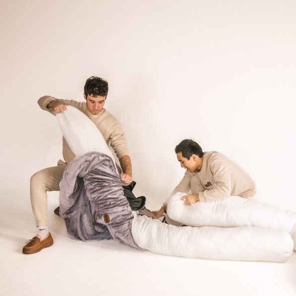 These Gen-Z founders turned down cushy consulting jobs to create a TikTok-famous doggie bed for humans | DeviceDaily.com These Gen-Z founders turned down cushy consulting jobs to create a TikTok-famous doggie bed for humans | DeviceDaily.com