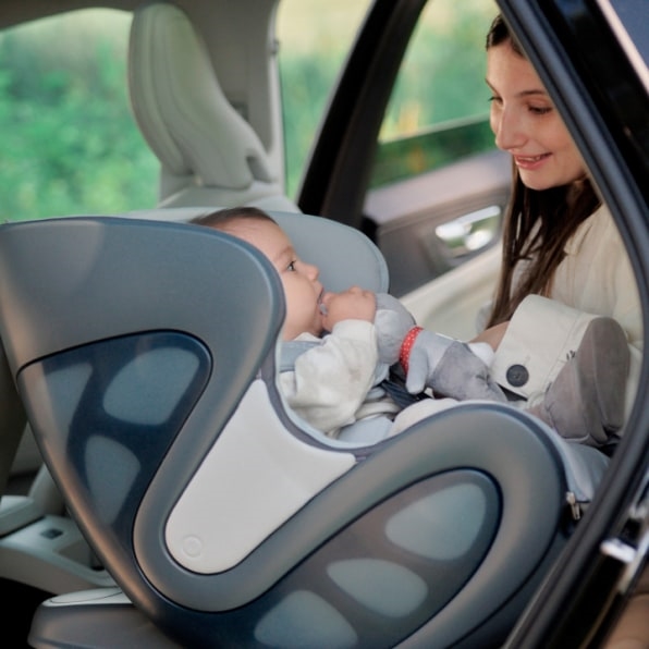 This new baby car seat combines military-grade tech and Ferrari aesthetics | DeviceDaily.com