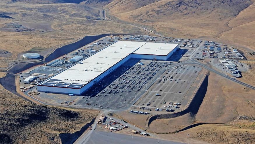 Tesla will spend $3.6 billion to build a Semi and a battery factory in its Nevada complex | DeviceDaily.com