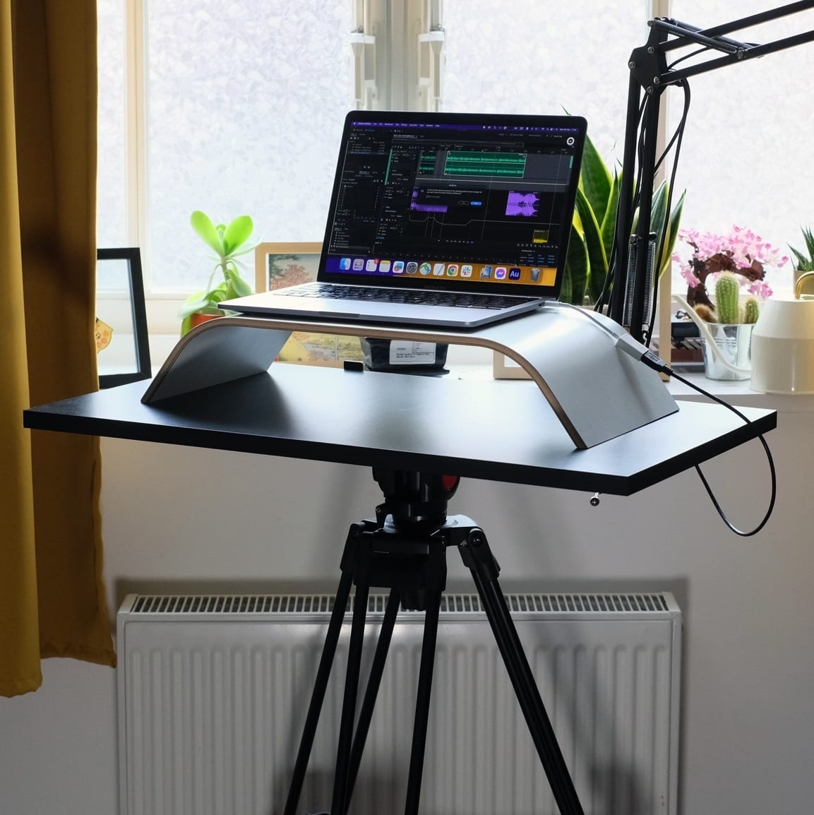 The Tripod Desk Pro is a portable standing desk that upgraded my WFH setup | DeviceDaily.com