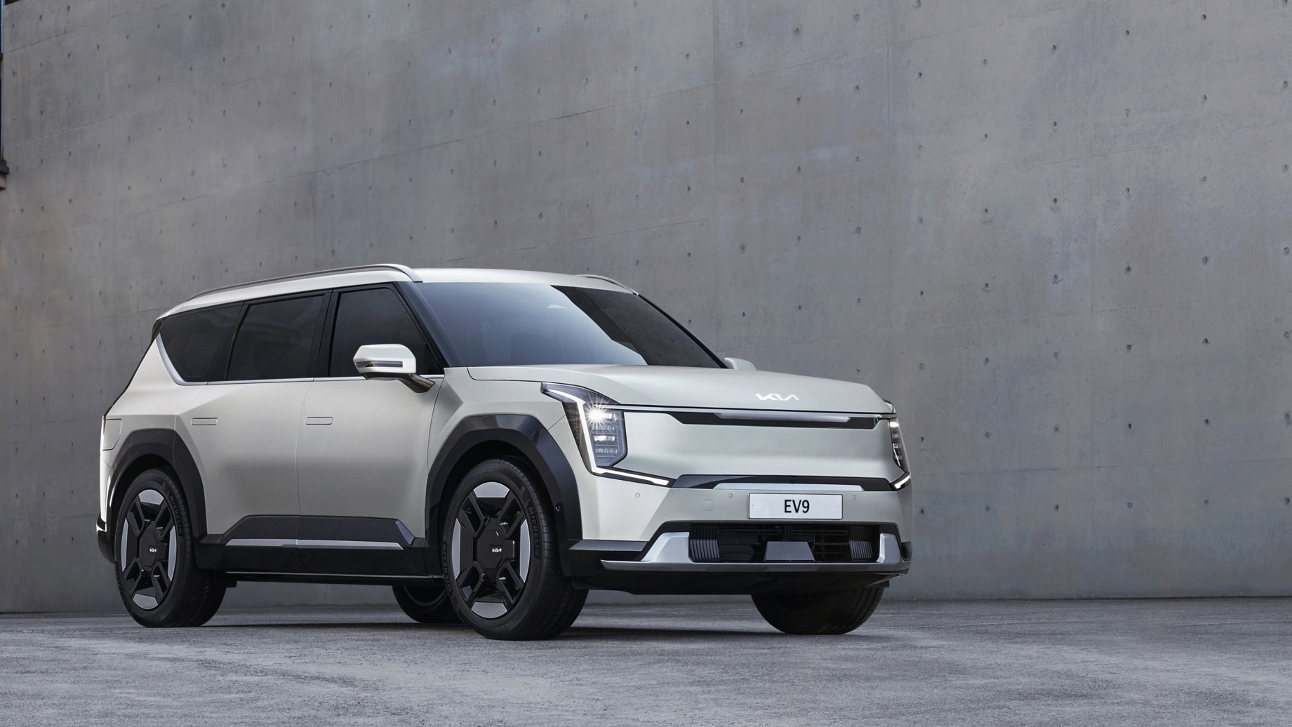 Kia's EV9 electric SUV features three rows of seats and a striking design | DeviceDaily.com