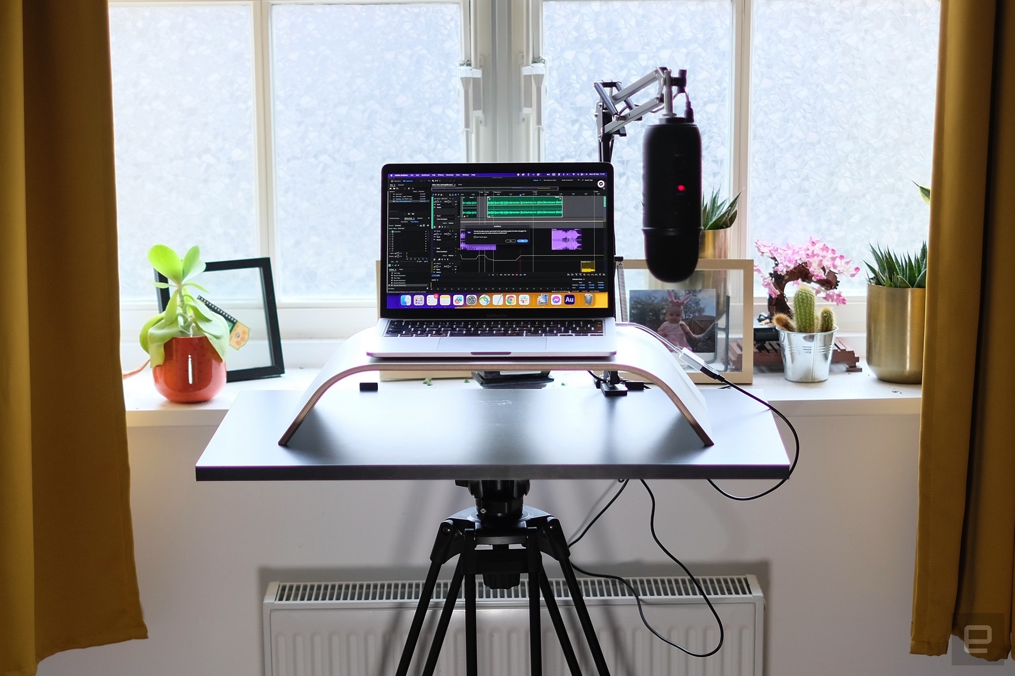 The Tripod Desk Pro is a portable standing desk that upgraded my WFH setup | DeviceDaily.com