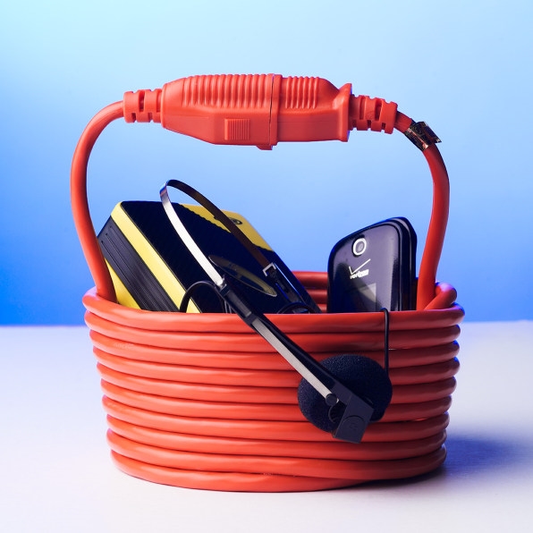 This handbag is made from an electrical cord. And yes, you can plug it in | DeviceDaily.com