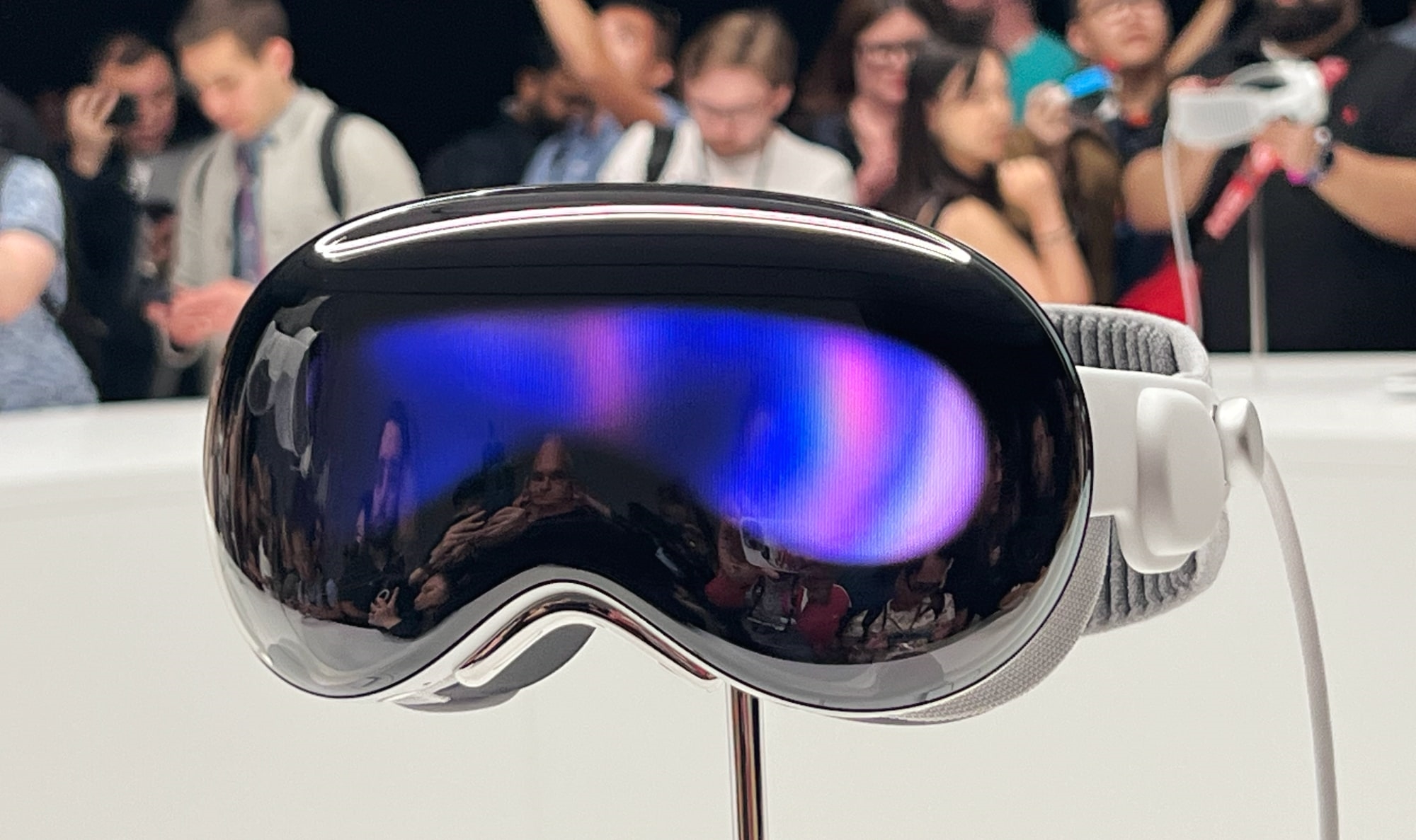 Apple Vision Pro hands-on: A new milestone for mixed reality, but issues remain | DeviceDaily.com
