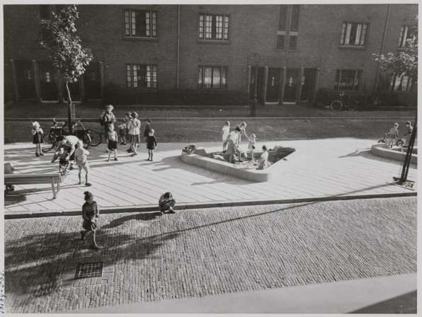 What architects can learn from Amsterdam’s long-forgotten ‘doorstep playgrounds’ | DeviceDaily.com